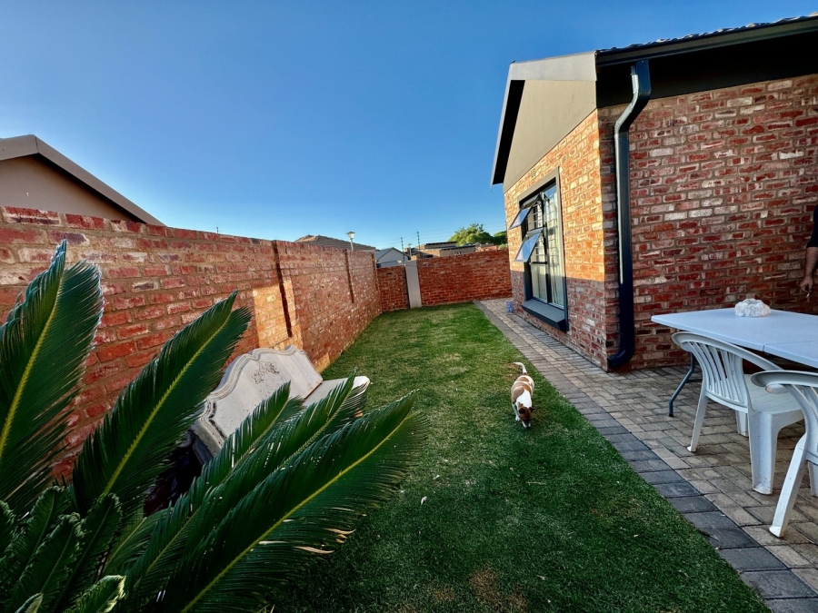 2 Bedroom Property for Sale in Van Der Hoff Park North West